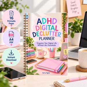 Może przedstawiać: Spiralny planer ADHD Digital Declutter Planner z kolorową okładką zawierającą tekst 'ADHD DIGITAL DECLUTTER PLANNER' oraz 'Organize Your Digital Life Without the Overwhelm'. Okładka przedstawia biurko z kubkiem, długopisami i notatnikiem.