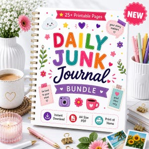 Könnte beinhalten: Ein spiralgebundenes Daily Junk Journal Bundle mit über 25 druckbaren Seiten. Das Cover zeigt bunten Text, eine Wolke, Herzen, Blumen, eine Kamera und eine Kaffeetasse. Es enthält Hinweise für Sofort-Download, A4-PDF und Druck zu Hause.