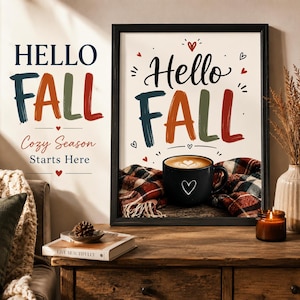 Może przedstawiać: Oprawiony wydruk ścienny z napisem Hello Fall wykonanym pismem imitującym pociągnięcia pędzla, przedstawiający czarny kubek z kawą na kocu w kratę. Projekt zawiera małe ikony serc oraz napis Cozy Season Starts Here.