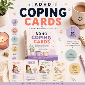 Puede incluir: Un juego de tarjetas ADHD Coping Cards con 52 cartas que ofrecen recordatorios suaves para la sobrecarga y los desafíos diarios. La caja y las tarjetas muestran ilustraciones de una persona, una planta y una taza, con texto que incluye "ADHD Coping Cards" y "Calm mind. Kind heart. Stronger you." junto a varios iconos.
