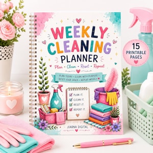 Puede incluir: Una agenda de limpieza semanal con encuadernación en espiral y portada blanca que muestra ilustraciones de artículos de limpieza, una lista de tareas y el texto "WEEKLY CLEANING PLANNER", "Plan, Clean, Reset, Repeat" y "JIARNA DIGITAL".