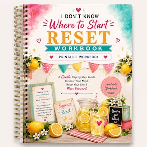 Op de afbeelding: Een spiraalgebonden werkboek getiteld I Don't Know Where to Start RESET WORKBOOK. De omslag bevat aquarelcitroenen, een kan limonade en vlaggetjes. De tekst bevat A Gentle Step-by-Step Guide to Clear Your Mind, Reset Your Life & Move Forward en You've got this!