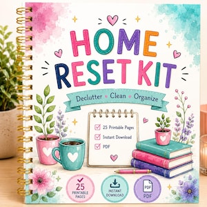 Peut inclure: Un carnet à spirales Home Reset Kit avec du texte coloré et des illustrations à l'aquarelle. La couverture présente un bloc-notes, des livres, des plantes en pot et des tasses, avec le texte Home Reset Kit, Declutter, Clean, Organize.