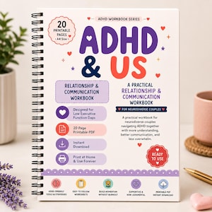 Può includere: Un quaderno di esercizi a spirale intitolato ADHD & US, con testo viola e rosso su copertina bianca. Include sezioni su strategie di relazione e comunicazione, 20 pagine stampabili in formato A4 e icone per coppie neurodivergenti.