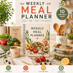 Pode incluir: Um planejador de refeições semanal com encadernação em espiral e uma ilustração de vegetais e frutas frescas na capa. O texto diz Weekly Meal Planner. É acompanhado por uma lista de compras, uma caneca e recipientes com comida.