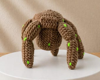Patrón de ganchillo de Alien Rock Buddy, peluche amigurumi inspirado en Rocky, llavero ideal para principiantes.