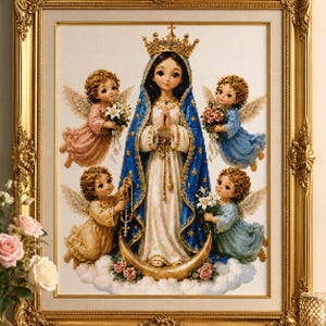 Puede incluir: Una obra de punto de cruz enmarcada que representa una figura central con capa azul y corona dorada, de pie sobre una luna creciente. Cuatro querubines alados rodean la figura, sosteniendo flores y un rosario sobre un fondo blanco.