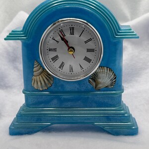 Reloj de sobremesa con forma de concha marina de resina azul – Decoración costera playera