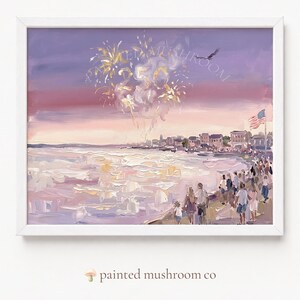Könnte beinhalten: Gerahmtes Gemälde zeigt eine Strandszene mit Feuerwerk am Himmel. Das Kunstwerk zeigt eine Menschenmenge, eine amerikanische Flagge und den Text "painted mushroom co."
