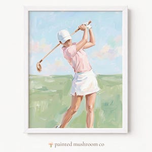 Puede incluir: Una pintura impresionista de una persona jugando al golf con gorra blanca, polo rosa y falda blanca, balanceando un palo de golf contra un cielo azul claro y un campo verde. El texto "PAINTED MUSHROOM" es visible en el área del cielo de la obra.
