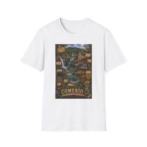 Puede incluir: Una camiseta blanca de manga corta con un estampado gráfico rectangular detallado de la ciudad de Comerío, Puerto Rico. La ilustración incluye una cascada, montañas, una iglesia y etiquetas de texto como Comerío, La Perla del Plata.