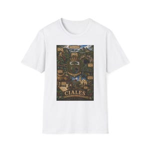 Puede incluir: Una camiseta blanca de manga corta con un estampado gráfico rectangular detallado en el pecho. El diseño muestra un escudo de armas, paisajes montañosos, imágenes relacionadas con el café y una iglesia, con el texto CIALES en la parte inferior.