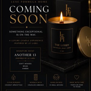 K&ouml;nnte beinhalten: Schwarze Kerze mit goldenen Akzenten, beschriftet "THE LOBBY" mit Duft "Soft Woods, Musk, Amber". Die Kerze ist 312 Gramm schwer und hat einen Holzdocht. Der Text "COMING SOON" ist dar&uuml;ber angezeigt.