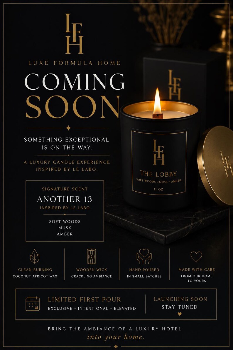 K&ouml;nnte beinhalten: Schwarze Kerze mit goldenen Akzenten, beschriftet "THE LOBBY" mit Duft "Soft Woods, Musk, Amber". Die Kerze ist 312 Gramm schwer und hat einen Holzdocht. Der Text "COMING SOON" ist dar&uuml;ber angezeigt.