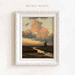 Peut inclure: Une peinture de paysage encadrée représentant un moulin à vent dans un champ avec un ruisseau sinueux sous un ciel au coucher du soleil avec des nuages orange et gris. Le cadre orné est blanc avec des moulures. Le texte RETRO WHITE est inscrit.
