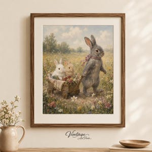 Peut inclure: Une impression d'art encadrée représentant un lapin gris tirant un chariot en bois à travers une prairie fleurie. À l'intérieur du chariot se trouvent un lapin blanc et un lapin brun clair. La scène présente des tons pastel et un ciel nuageux.