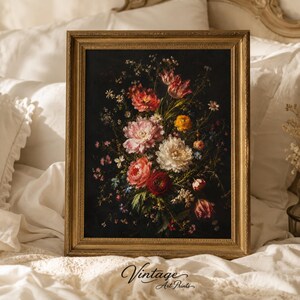 Peut inclure: Une impression d'art encadrée rectangulaire présentant un arrangement floral sombre et nuancé avec des fleurs roses, rouges, blanches et jaunes éclatantes sur fond noir. Le cadre doré orné entoure la peinture botanique avec le texte Vintage Art Prints.