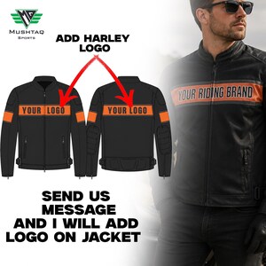 Puede incluir: Una chaqueta de moto negra con una franja horizontal naranja en el pecho y las mangas. La chaqueta muestra el texto YOUR RIDING BRAND en la franja del pecho. Un diagrama técnico muestra vistas frontales y traseras con flechas que indican la ubicación del logotipo.