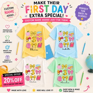 Op de afbeelding: Vier T-shirts met korte mouwen in geel, lichtblauw, wit en lichtgroen, elk met een grafische print van een geblokte appel, strikken, potloden, een rugzak, boeken en het cijfer 3rd, met de namen Olivia, Isabella, Emma en Amelia.