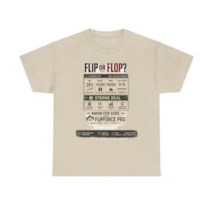 Könnte beinhalten: Beiges T-Shirt mit dem Text "FLIP OR FLOP?" und einer Grafik mit Immobilien-Investitionsdaten. Die Grafik enthält Finanzkennzahlen, einen "STRONG DEAL" Indikator und das "FLIPFORCE PRO" Logo. Ein Kleidungsstück für den Freizeitbereich.