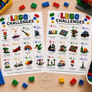 Pode incluir: Duas folhas de papel brancas intituladas LEGO CHALLENGES apresentando tarefas de construção numeradas com ilustrações coloridas, rodeadas por blocos de construção de plástico espalhados, um recipiente amarelo e uma tigela branca.