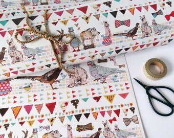 Puede incluir: Papel de regalo blanco con un patrón repetitivo de banderas de banderines coloridas, animales y pájaros. Los animales incluyen un ciervo, un conejo, un faisán, un jabalí y un pájaro con un sombrero de copa. El papel está enrollado y atado con una cinta dorada.