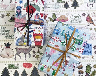 Könnte beinhalten: Zwei mit braunem Band verpackte Geschenke werden auf einem Hintergrund aus weihnachtlichem Geschenkpapier präsentiert. Die Geschenke sind in gemustertes Papier mit festlichen Illustrationen verpackt. Das Hintergrundpapier zeigt Urlaubs-Motive und Text.