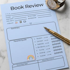 Puede incluir: Una plantilla de reseña de libros de color azul claro impresa en papel con campos para título, autor, género, fechas y formato. Incluye secciones para resumen, cita favorita con un icono de arcoíris y estrellas para calificar el contenido.