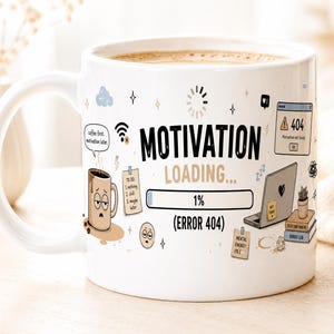 Peut inclure: Mug en céramique blanche avec l'inscription "MOTIVATION LOADING... 1% (ERROR 404)". La tasse présente des graphiques de dessins animés d'une tasse à café, d'un ordinateur portable et d'autres icônes. La tasse est remplie de café.