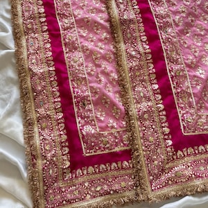 Châle imprimé bloc bicolore rose Mehndi et dupatta en soie Mayoun | Écharpe de mariée pakistanaise avec paillettes, gota et travail de miroir