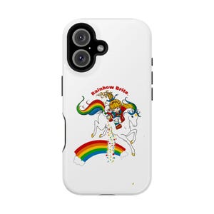 Może przedstawiać: Białe etui na telefon z kolorową ilustracją Rainbow Brite jadącej na białym koniu nad tęczą. Projekt zawiera tekst "Rainbow Brite" w zakrzywionej czcionce, z gwiazdami i kolorowymi akcentami.