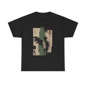 Może przedstawiać: Czarny t-shirt z nadrukiem graficznym przedstawiającym postać ze skrzydłami i kolczastą aureolą. Wzór zawiera zielono-beżowe prostokątne tło, wzór w kratkę oraz napis "TRUTH IS LOUDER THAN TECH" wraz z różnymi małymi symbolami.