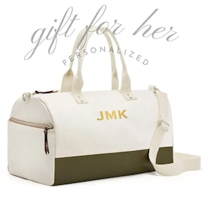 Peut inclure: Un sac de voyage bicolore avec une partie supérieure crème et une base vert olive. Le sac comprend deux poignées crème, une bandoulière amovible et les initiales JMK brodées en doré. Le texte au-dessus indique gift for her PERSONALIZED.