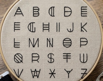 Uma fonte criativa e futurista, padrão de ponto cruz, alfabeto, letras de 2,5 cm, PDF