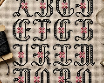 Alfabeto gótico em ponto cruz com flores, letras caligráficas em inglês antigo (PDF de 2,5 cm)