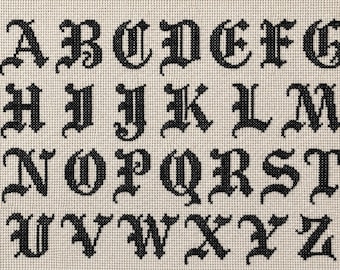 Padrão de ponto cruz do alfabeto gótico, letras caligráficas do inglês antigo (PDF de 4 cm)