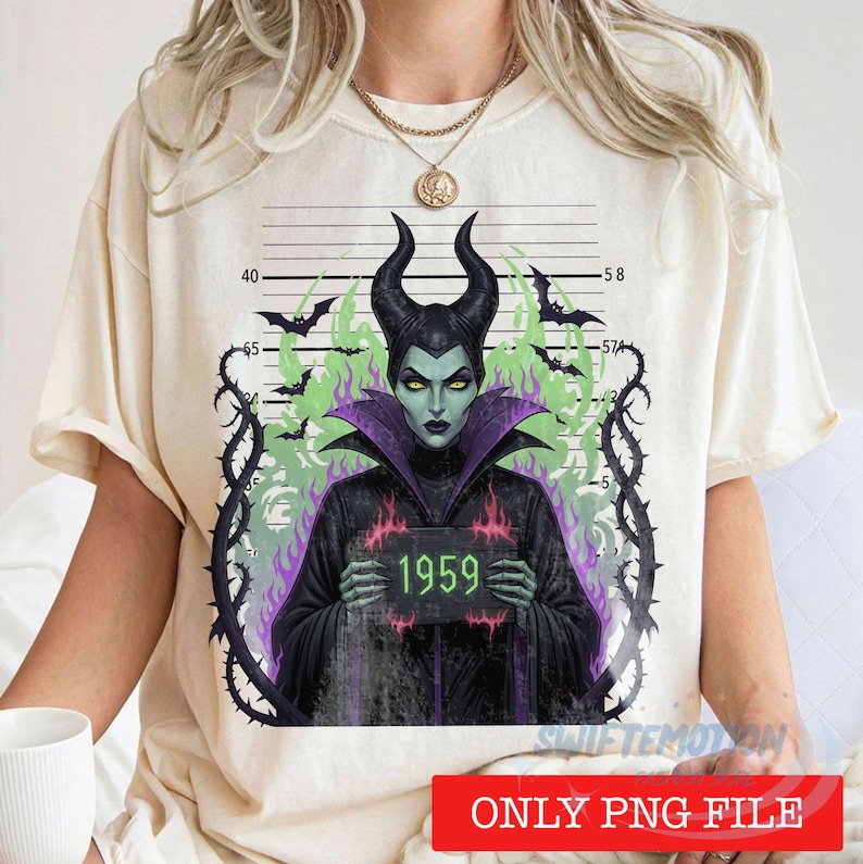 K&ouml;nnte beinhalten: Ein cremefarbenes T-Shirt mit einer Grafik einer gr&uuml;nh&auml;utigen Figur mit gro&szlig;en schwarzen H&ouml;rnern, die ein dunkles Gewand mit violettem Kragen tr&auml;gt. Die Figur h&auml;lt ein Schild mit der Aufschrift 1959 vor einem polizeilichen Hintergrund.