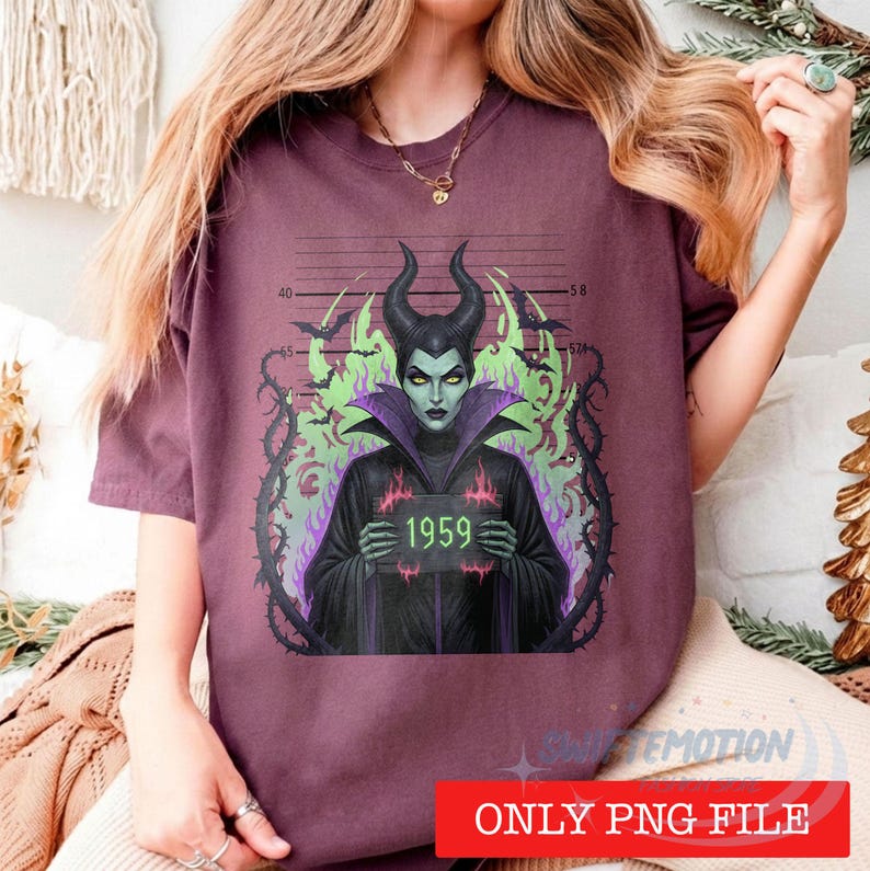 K&ouml;nnte beinhalten: Ein kastanienbraunes T-Shirt mit einer Grafik einer geh&ouml;rnten Figur in schwarzer Robe, die ein Schild mit der Aufschrift 1959 h&auml;lt. Die Figur ist von dornigen Ranken, gr&uuml;nen Flammen und Flederm&auml;usen vor einem Hintergrund mit Ma&szlig;skala und den Zahlen 40, 65, 58 und 54 umgeben.