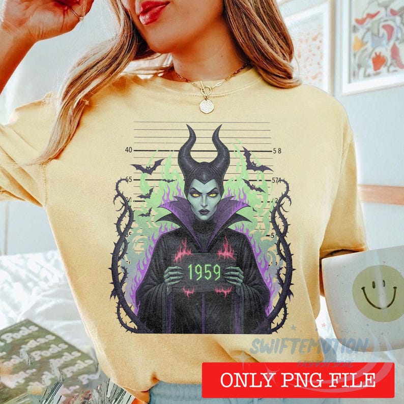K&ouml;nnte beinhalten: Ein blassgelbes T-Shirt mit einer Grafik einer geh&ouml;rnten Figur in einem schwarzen Gewand, die ein Schild mit der Aufschrift 1959 h&auml;lt. Das Design zeigt einen Hintergrund im Stil eines Polizeifotos mit H&ouml;henmarkierungen, Dornenranken und gr&uuml;nen Flammen.