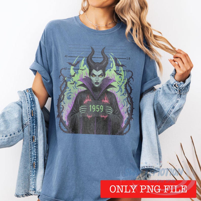 K&ouml;nnte beinhalten: Ein blaues T-Shirt mit einer Grafik einer gr&uuml;nh&auml;utigen Figur mit H&ouml;rnern, die ein schwarzes Gewand tr&auml;gt und ein Schild mit der Aufschrift 1959 h&auml;lt. Der Hintergrund zeigt eine polizeiliche Messskala, violette und gr&uuml;ne Flammen sowie schwarze Dornen.