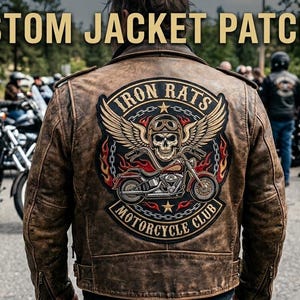 Pode incluir: Jaqueta de couro marrom com um patch personalizado com uma caveira com asas, uma motocicleta e as palavras "Iron Rats Motorcycle Club". O texto "Custom Jacket Patches" está no topo. Motocicletas e pessoas ao fundo.