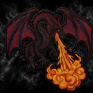 Pode incluir: Um emblema bordado apresentando um dragão vermelho escuro e preto com asas grandes, mostrado em uma pose dinâmica enquanto expele um jato de fogo laranja e amarelo brilhante que se enrola em uma nuvem de chamas sobre um fundo escuro.