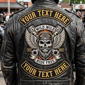 Może przedstawiać: Czarna skórzana kurtka motocyklowa z dużą, szczegółową naszywką na plecach przedstawiającą czaszkę w kasku, otoczoną skrzydłami i tłokami. Naszywka zawiera tekst "WILD WILD", "MC 1%", "EST. 2012", "RIDE FREE" oraz dwa banery "YOUR TEXT HERE".