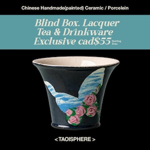 Könnte beinhalten: Eine schwarze Keramik-Teetasse mit einem handbemalten hellblauen Schmetterlingsmotiv und rosa Rosenakzenten. Das Innere der Tasse ist gesprenkelt cremeweiß. Der Text auf dem Bild lautet Chinese Handmade painted Ceramic Porcelein Blind Box Lacquer Tea & Drinkware Exclusive cad$55 Starting from TAOISPHERE.