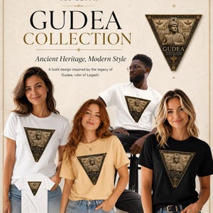 Op de afbeelding: Een collectie t-shirts met een driehoekige afbeelding van Gudea, heerser van Lagash. Het ontwerp bevat de tekst Gudea, Ruler of Lagash, Sacred Builder. De t-shirts worden getoond in wit, beige en zwart, gedragen in combinatie met blauwe jeans.