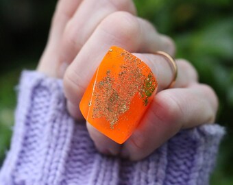 Oranje hars ring, grote oranje ring, hars statement ring, hars gouden vlokken, oranje sieraden, magische ring, statement ring, strandstijl