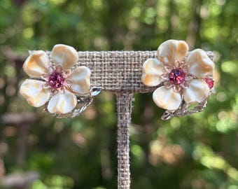 Vintage Lisner-kornoeljebloem en strass zilverkleurige schroefoorbellen roze