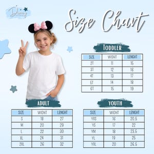 以下が含まれることがあります： 白のTシャツのサイズチャート。幼児、若者、大人向け。幅と長さの測定値はセンチメートルで表示されます。ミニーマウスのカチューシャをつけた若い人が、ピースサインをしています。