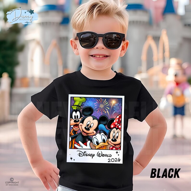 Puede incluir: Una camiseta negra con un gr&aacute;fico de Mickey Mouse, Minnie Mouse, Donald Duck y Goofy, con fuegos artificiales y el texto "Disney World 2026". El ni&ntilde;o lleva gafas de sol negras.