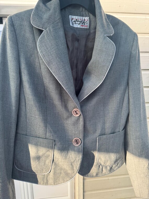 Veste Galeries Lafayette gris chiné à la coupe courte et cintrée.